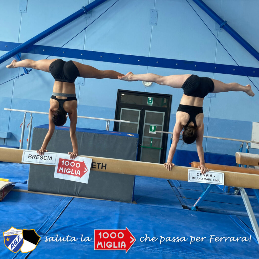 Le atlete della ginnastica artistica femminile della Palestra Ginnastica Ferrara salutano il passaggio della Mille Miglia 2023 con un esercizio alla trave.